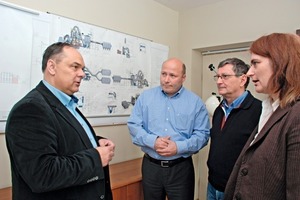  5 (From left) Marek Górnik, plant manager of the Warta cement works, Frank Kolbe and Leopold Jakubczyk, sales managers of Ventilatorenfabrik Oelde GmbH, and Dr. Petra Strunk •&nbsp; (v.l.) Marek Górnik, Werksleiter des Zementwerkes Warta, Frank Kolbe und Leopold Jakubczyk, Sales Manager von der Ventilatorenfabrik Oelde GmbH und Dr. Petra Strunk, ZKG INTERNATIONAL 