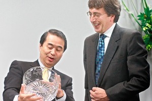  Hisashi Ietsugu, President and CEO of the Sysmex Corporation, and Paul Walker, Managing Director of Malvern Instruments • Hisashi Ietsugu, Präsident und Vorstandsvorsitzender von Sysmex Cor­poration, und Paul Walker, Geschäftsführer von Malvern Instruments     