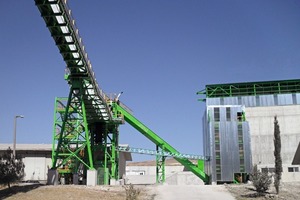  2 View of the Pfister dosing building with storage box in the background and KOCH Pipe Conveyor  