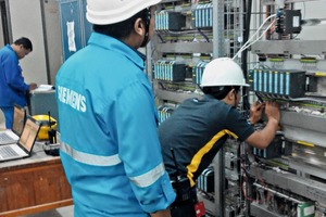  Excellent teamwork ensures short downtime: Siemens engineers from Indonesia during the hardware installation 