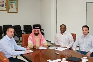  Dr. Thomas Weiß of ZKG discussing with the managing director Nasser Khammas, works manager Sreenivasa Murthy and Marcus Fritz of Polysius (from left) • Dr. Thomas Weiß von der ZKG im Gespräch mit Geschäftsführer Nasser Khammas, Werkleiter Sreenivasa Murthy und Marcus Fritz von Polysius (v.l.) 