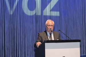  1 VDZ president Gerhard Hirth send a warm welcome to the 350 attendants of the conference 