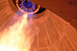  6 Combustion chamber burner – the central channel for alternative fuels and the primary air swirl nozzle are clearly visible 