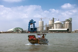  Sackverladung auf kleine Boote  