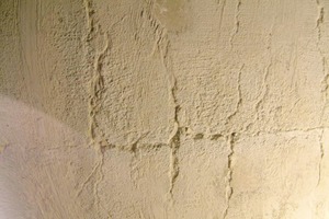  4	Cracks in the silo inner wall 