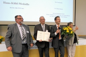  <span class="bildunterschrift_hervorgehoben">3</span>	Dr. Rietveld (2<sup>nd</sup> from left) received the Hans-Kühl medal<br /> 