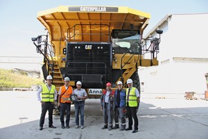  1 Handover of the keys for the new Cat 777G dumper truck: Willi Krah, Zeppelin Branch Manager in Ulm, Dietmar Meul, Purchasing Officer at Schwenk, Wolfgang Kuhnt, Head of Raw Materials Assurance at Schwenk and responsible for the Plant Group South, Dieter Schlude, dumper truck driver at Schwenk, Eberhard Vögtlin, Schwenk fleet manager of the Plant Group South and Jürgen Blattmann, Zeppelin Sales Director for Baden-Württemberg (from left) 