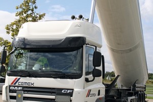  2 Simulated unloading from a silo semitrailer that meets the necessary safety standards 