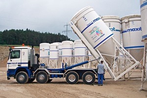  	Silosteller-LKW beim Aufnehmen von gefüllten Silos in Merdingen/Deutschland 