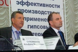  	Prof. Dr. Burjanov (Tagungssekretär, rechts) und Herr Gontscharov (Vorsitzender des Kongresskomitees) 