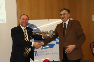  <div class="bildtext_en">3 Prof. Herrmann, the President of TUM, is handing the key over to Prof. Plank</div> 