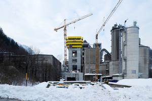  05.02.2010: Der Betonbau des Kühlergebäudes ist fertig (Vordergrund) 