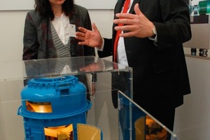  Reiner Frühling (right) explains the main principle of the Claudius ­Peters EM Mill 