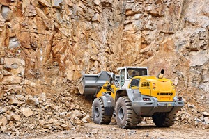  Larger axles, strengthened lift arms – the robust Liebherr L 586 XPower wheel loader is ideally suited to challenging work in quarrying 