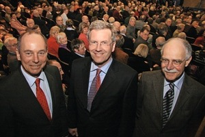  	Blick ins Auditorium – im Vordergrund (v. l.) azb-Geschäftsführer Jochen Klein, Christian Wulff und Dr. Andreas Brodersen 