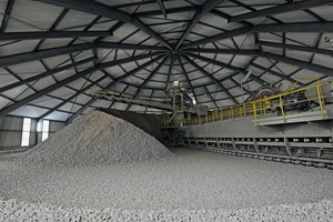  The plaster is stored in the circular hall. The entire structure rotates around its own axis, ensuring homogenization of the raw material 