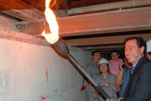  Miguel Cano fires the third tunnel kiln in Dalian 