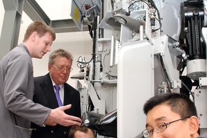  Interchange and training of individual employees takes place between the parent company in Oelde and the subsidiaries. Chinese production engineer Song Feng, seen here during assembly of a HAVER ROTO CLASSIC® 1, is undergoing three years of training at the Oelde machinery plant as preparation for a further international deployment.  