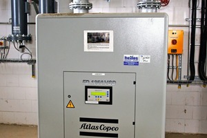  4 In the warm months of the year, the more economical refrigerant dryer prepares the compressed air 