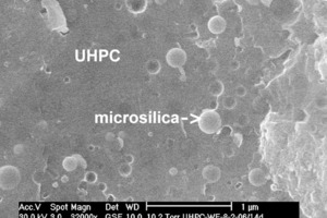  	Bruchfläche einer nicht bedampften UHPC Probe: a) ESEM-WET bei V0  =  30  kV, geringer Oberflächenkontrast; b) Einsatz des NanoSEMs als ­LV-SEM bei V0  =  2 kV, Optimierung des Oberflächenkontrasts – Strukturdetails sind jetzt deutlich sichtbar 