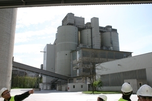  ONLINE+: Cement silos, packing plant and dispatch • Zementsilos, Packerei und Versand
 