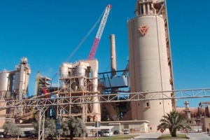  19	800 t assembly crane hoisting one of the main filter sections 