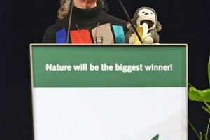  <span class="bu_ziffer_blau">2</span> Jane Goodall spoke about the current threats to the planet 