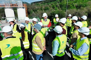  2 Dr. Sipple (centre) explains the ReduDust system to visitors 