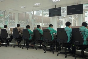  <div class="bildtext_en">1 At the heart of the process: operators in the control room use a Cemat system based on Simatic PCS 7 to monitor and control the entire plant</div> 