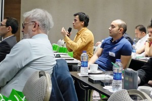  <div class="bildtext_en">2 The attendees discussed current ­applications</div> 