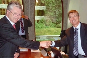  Erich Pichlmaier (MD CPB) (left) and Jean Marc Junon (MD HC Africa) signing the contract in Brussels 