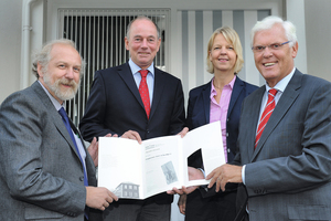  At the donation handover (from left): Professor Dr. Harald Strauß (Professor for Historical and Regional Geology, Jochen Klein (CEO azb), Petra Bölling (Head of the Administrative Body to University Funding, Westphalian Wilhelms University), Dr. Peter Paziorek (1st Chairman Friends of Geomuseum Münster e.V.) 