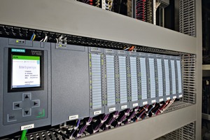  1 Control system from left to right: Simatic S7-1500 as the central processing and power supply unit (PS 60 W 24/48/60 V CC) and the input (DI 32x24VDC HF) and output (DQ 32x24VDC/0.5 A ST) modules E/S, each with 16 channels 