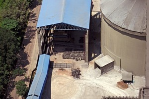  <div class="bildtext_en">3 View of the storage shed, the solid alternative fuels reception and dosing unit, transport belt conveyor, and whole tyre feeding system</div> 
