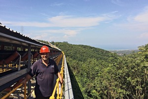  2 Achmed Ammoura, chief erector in the Beumer Group, at the belt conveyor with horizontal curves 