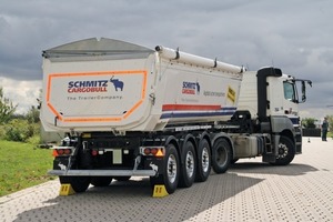  3 Only from the side, the dimensions of the silo semitrailer are clearly visible. These kinds of trucks tilt very easily to the side when the unloading area is not completely horizontal 