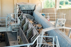  AUMUND apron feeder with arched plates for limestone transport 