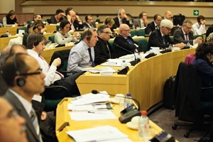  Aufmerksame Zuhörer während des Forums mit (Bildmitte) Günther Hoffmann (BMVBS), Dr. Jörg Demmich (Knauf), Thomas ­Bremer (VG-Orth), Holger Ortleb (BV Gips) 