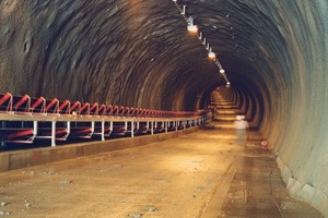  2 The curved Beumer troughed belt conveyor in the tunnel 