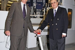  1	Start-up of the new packer by 
	Dr. G. Krogbeumker (left) and Dr. R. Festge 