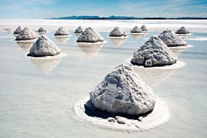  Salzhügel im Salar de Uyuni/Bolivien 