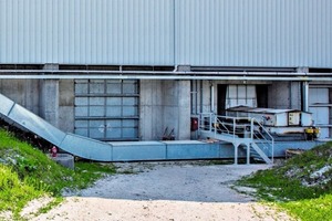  3 A crane discharges the SRF into the discharge bunkers in the storehouse 