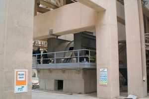  	Montage des Gebläses unter der Betonkonstruktion 