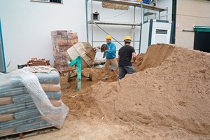  	Noch heute auch in Europa Realität: Einsatz eines Trommelmischers auf einer Baustelle 2011 in Andalusien/Spanien 