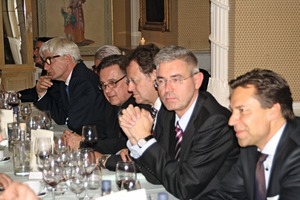  Am großen Tisch saßen unter anderem (v. li.) Dr. Hans-Jörg Kersten (BV Gips), Thomas Bremer (VG-Orth, Vorsitzender BV Gips), Heinz-Jakob Holland (Fermacell), Günther Hoffmann (BMVBS), Manfred Grundke (Knauf), Peter Giffinger (Rigips Austria), Prof. Dr.-Ing. Karsten Tichelmann (TU Darmstadt) 