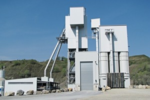  5 The alternative fuel bunker (center) is located in the hall behind the gate. On the right the lime bunkers 