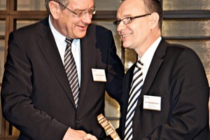  Laudator Arndt G. Kirchhoff bei der Preisübergabe an Dr. Christoph Beumer (rechts) 