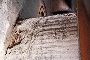  2 Fan impeller, showing baked-on deposits and severe wear 