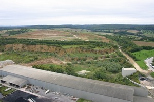  	Kalkstein aus dem Steinbruch wird per SKW dem Brecher aufgegeben 