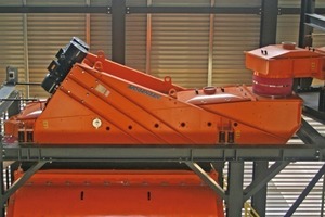  6	Transverse spreader feeder with integrated control screen 